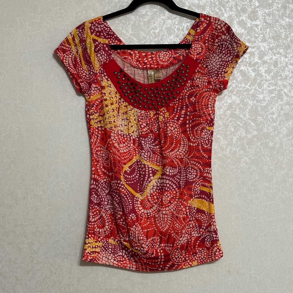 Eyeshadow Studded Neckline Blouse Red Yellow White Print Short Sleeve Top Sz M‎